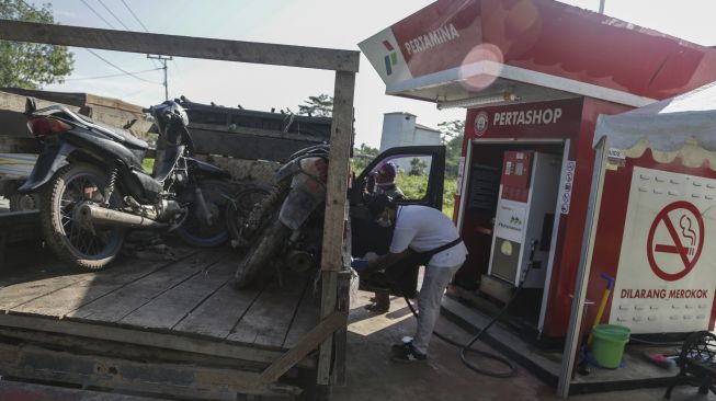 Petugas mengisi BBM jenis Pertamax di Pertashop (Pertamina Shop) Desa Maliku, Kabupaten Pulang Pisau, Kalimantan Tengah, Jumat (17/9/2021). [ANTARA FOTO/Makna Zaezar]