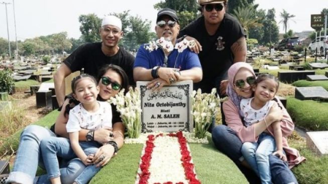 Potret Indro Warkop momong cucu. [Instagram/indrowarkop_asli]