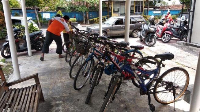 Suasana lokasi penjualan sepeda bekas yang sepi di Pasar Gappsta, Mantrijeron, Kota Jogja, Sabtu (18/9/2021). [Muhammad Ilham Baktora / SuaraJogja.id]