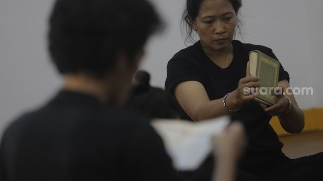 Seniman teater dari Lab Teater Ciputat mementaskan persilangan karya sastra berjudul Sotoba Komachi karya Yukio Mishima dan Rintik karya Danarto dalam workshop jarak jauh dengan sutradara asal Jepang, Yasuhito Yano di Jakarta, Sabtu (18/9/2021). [Suara.com/Angga Budhiyanto]