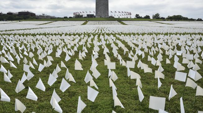 Bendera putih terlihat di depan Monumen Washington, Washington, DC, pada (16/9/2021). [MANDEL NGAN / AFP]