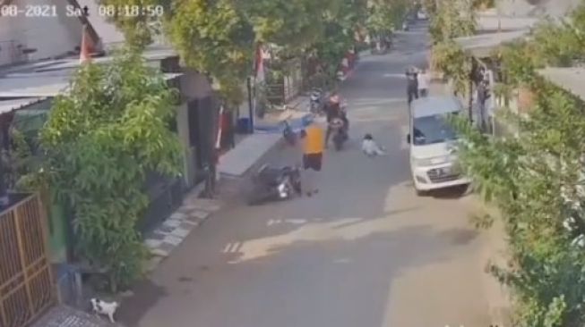 Viral Video Detik-detik Anak Kecil Tertabrak Motor. [tangkapan layar Instagram]