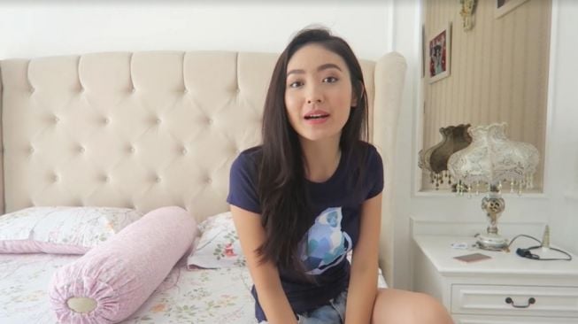 Adu mewah kamar artis. [Youtube/Natasha Wilona]