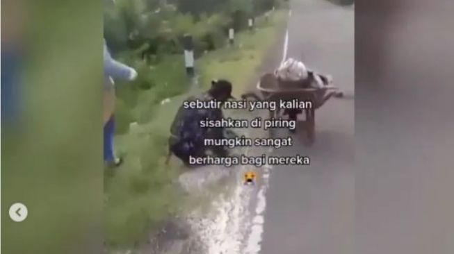 Viral Video Kakek Mengais Beras Bikin Iba, Netizen Sampai Nanya Nurani DPR.