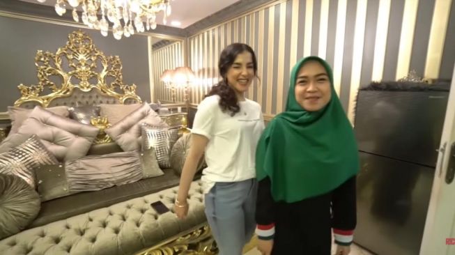 Adu mewah kamar artis. [Youtube/Ricis Official]