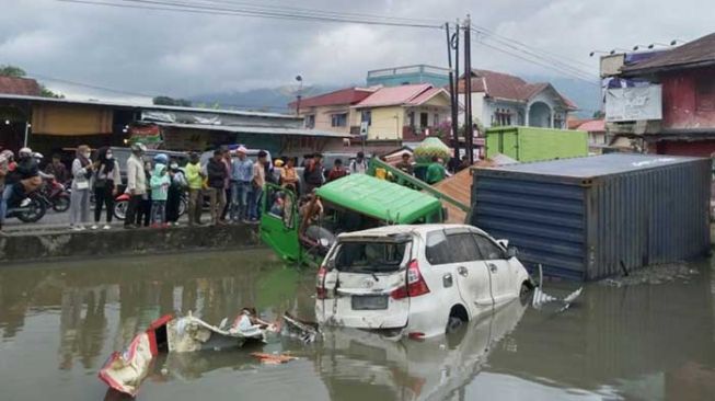 Kecelakaan Beruntun Terjadi di Sungai Buluah-Agam, Libatkan 9 Kendaraan