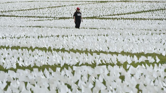 Warga berjalan melewati bendera putih di dekat Monumen Washington, Washington, DC, pada (16/9/2021). [MANDEL NGAN / AFP]