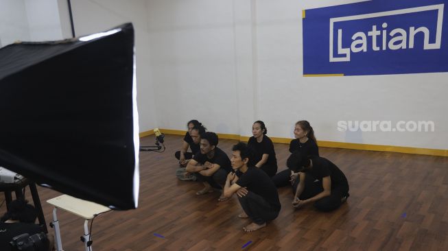 Seniman teater dari Lab Teater Ciputat mementaskan persilangan karya sastra berjudul Sotoba Komachi karya Yukio Mishima dan Rintik karya Danarto dalam workshop jarak jauh dengan sutradara asal Jepang, Yasuhito Yano di Jakarta, Sabtu (18/9/2021). [Suara.com/Angga Budhiyanto]