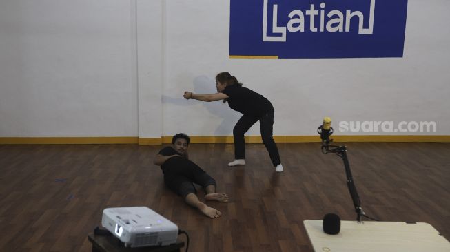 Seniman teater dari Lab Teater Ciputat mementaskan persilangan karya sastra berjudul Sotoba Komachi karya Yukio Mishima dan Rintik karya Danarto dalam workshop jarak jauh dengan sutradara asal Jepang, Yasuhito Yano di Jakarta, Sabtu (18/9/2021). [Suara.com/Angga Budhiyanto]