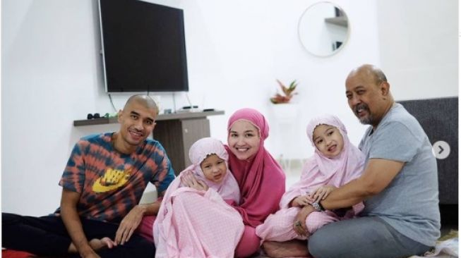 Potret Indro Warkop momong cucu. [Instagram/indrowarkop_asli]