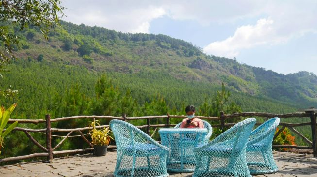 Seorang pengunjung tengah menikmati salah satu spot di The Lodge Maribaya Lembang, Kabupaten Bandung Barat. [Suara.com/ Ferry Bangkit Rizky]