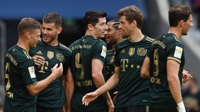 Pemain Bayern Munich rayakan kemenangan atas Bochum dalam lanjutan Bundesliga yang digelar di Allianz Arena, Sabtu (18/9/2021). [AFP]
