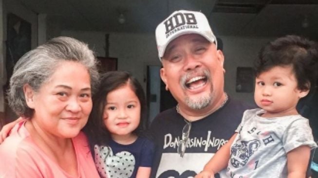 Potret Indro Warkop momong cucu. [Instagram/indrowarkop_asli]