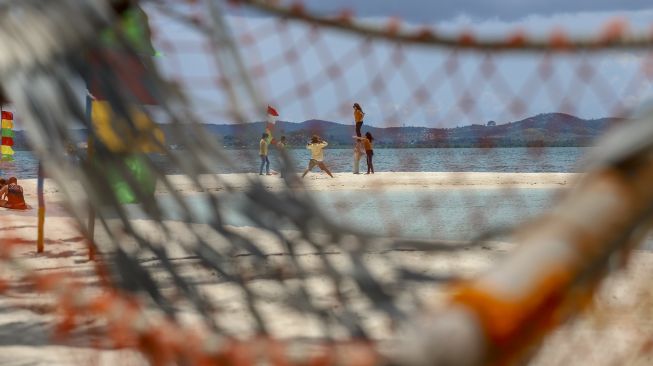 Sejumlah wisatawan berada di kawasan wisata Pulau Mubud, Batam, Kepulauan Riau, Sabtu (18/9/2021). [ANTARA FOTO/Teguh Prihatna]