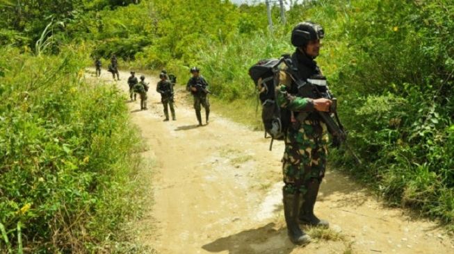 Mabes Polri sedang menunggu kepastian tewasnya Ali Kalora, pimpinan kelompok teroris Mujahidin Indonesia Timur (MIT) di Poso, Sulawesi Tengah. Foto:Sejumlah prajurit TNI AD memburu kelompok MIT di Desa Lembangtongoa, Kabupaten Sigi, Sulawesi Tengah, Selasa (1/12/2020). [Antara/Eddy Djunaedi]