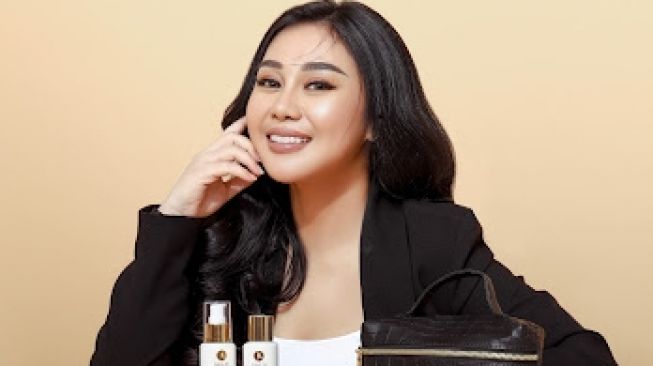 Linda Wan bersama produk skincare miliknya. [Instagram]