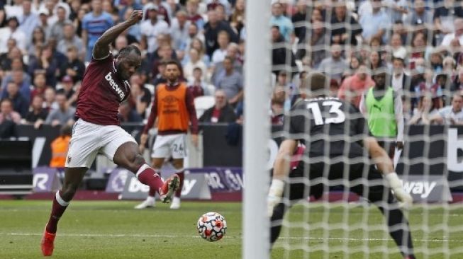 Pemain West Ham United Michail Antonio melepaskan tendangan ke gawang Crystal Palace dalam pertandingan Liga Premier Inggris di Stadion London, 28 Agustus 2021. [AFP]