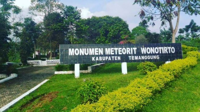 Monumen Meteorit Wonotirto Temanggung. [Twitter]