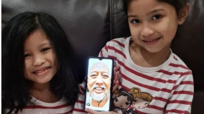 Potret Indro Warkop momong cucu. [Instagram/indrowarkop_asli]