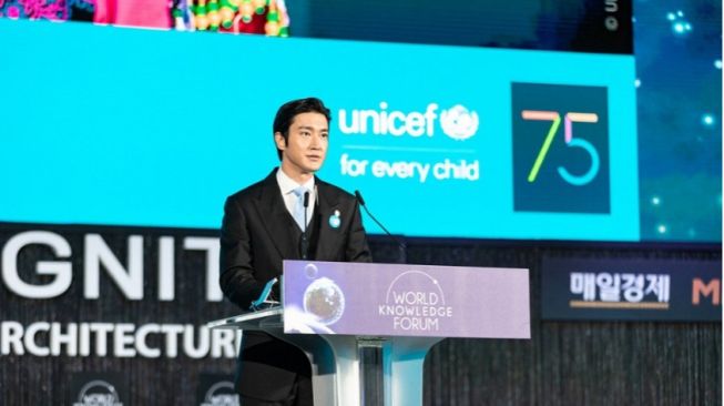 Potret Choi Siwon di World Knowledge Forum 2021. (Allkpop).