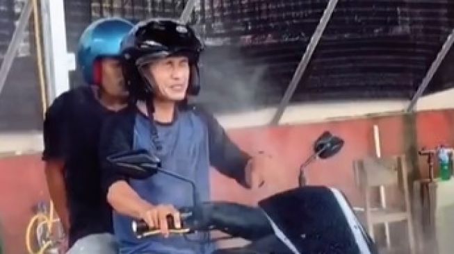 Pengendara Cuci Motor Tapi Ogah Turun. (TikTok)