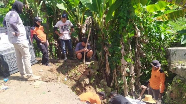 Akses Jalan Desa Lolisang Terputus, BPBD Bulukumba Bangun Tanggul Darurat