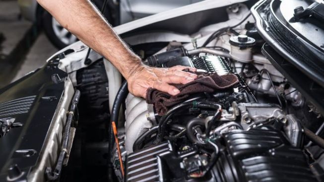 Cara Membersihkan Mesin Mobil Beserta Alasannya