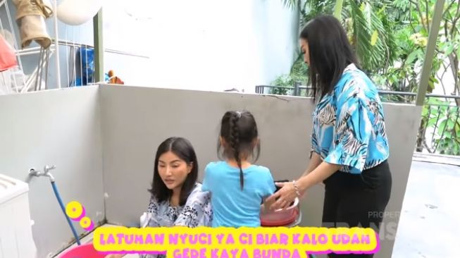 Iis Dahlia, Sarwendah dan Thalia (YouTube.com)