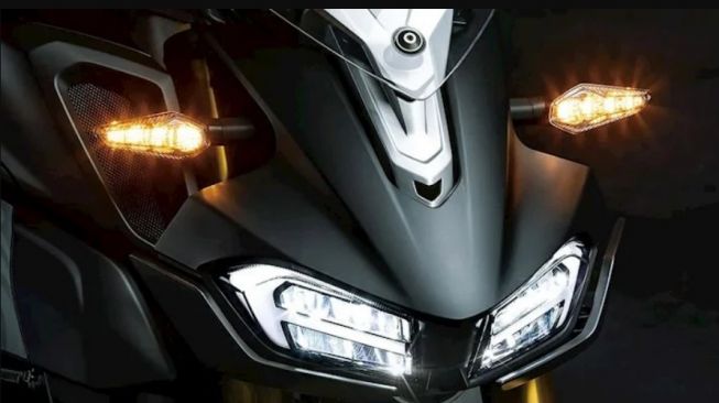 Penampakan lampu depan Haojue XCR300, motor Suzuki dengan mesin berkapasitas 298 cc (Oxii.vn)