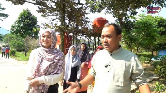 Potret pesantren Azis Gagap. (YouTube/Amanda Caesa)