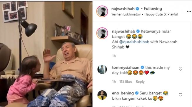 Momen Quraish Shihab bercanda bareng cucu. (Instagram/najwashihab)