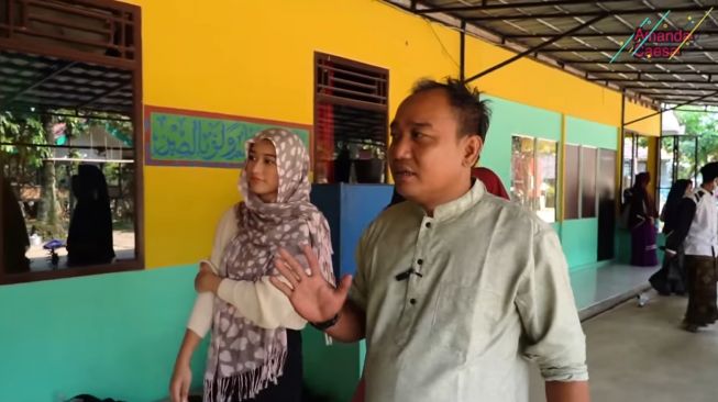 Potret pesantren Azis Gagap. (YouTube/Amanda Caesa)