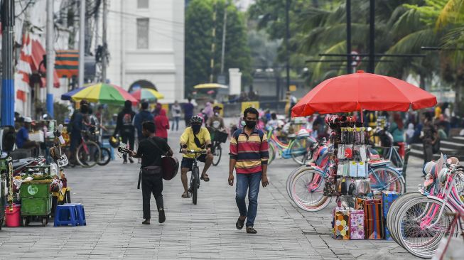 Pengunjung berwisata di kawasan Kota Tua, Jakarta, Minggu (19/9/2021).  ANTARA FOTO/Galih Pradipta