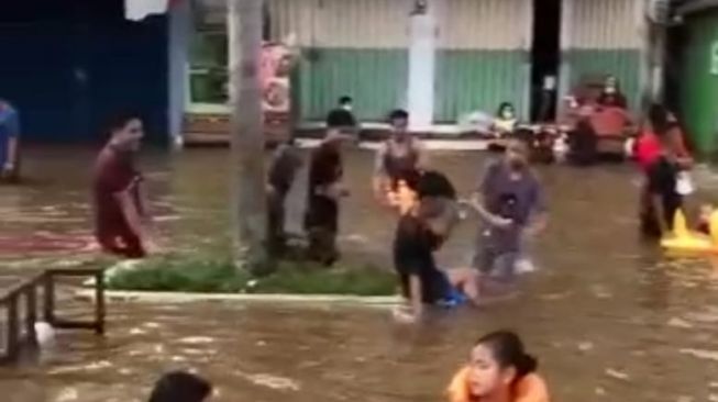 Banjir jadi Wisata Air, Beginilah Cara Baru Warga +62 Berdamai