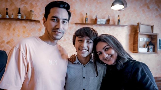 Darius dan Donna Agnesia bersama sang putra (Instagram.com)