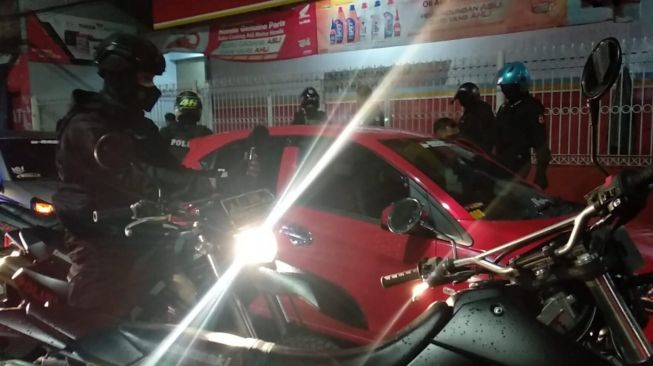 Bubarkan Komunitas Mobil, Polisi Temukan Miras dan Anak Kecil Ikut Nongkrong