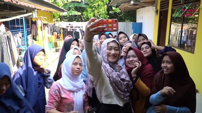 Potret pesantren Azis Gagap. (YouTube/Amanda Caesa)