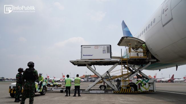 Indonesia kembali kedatangan sebanyak 5 juta dosis Vaksin Sinovac dalam bentuk jadi atau siap suntik yang mendarat di Bandara Soekarno-Hatta, Cengkareng, Banten, Senin (20/9/2021). (Foto RYIADHY/INFOPUBLIK/KOMINFO)