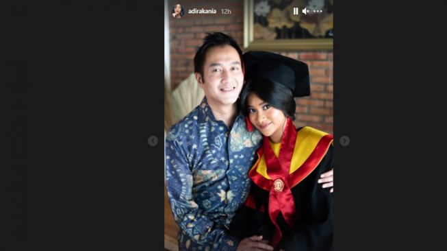 Momen wisuda Siti Adira Kania putri Aldi Bragi dan Ikke Nurjanah. [Instagram/adirakania]