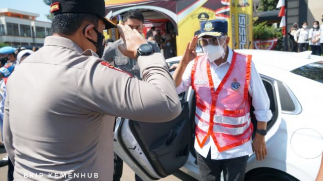 Menteri Perhubungan Budi Karya Sumadi (kanan) saat meninjau penerapan kebijakan ganjil-genap di kawasan Puncak, Bogor, pada Sabtu (18/9) [Kementerian Perhubungan via ANTARA]