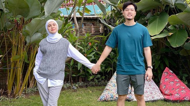 Potret mesra Nycta Gina dan Rizky Kinos. (Instagram/missnyctagina)