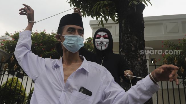 Massa yang tergabung dalam masyarakat pertembakauan menggelar aksi unjuk rasa di luar Istana Merdeka, Jakarta, Senin (20/9/2021). [Suara.com/Angga Budhiyanto]