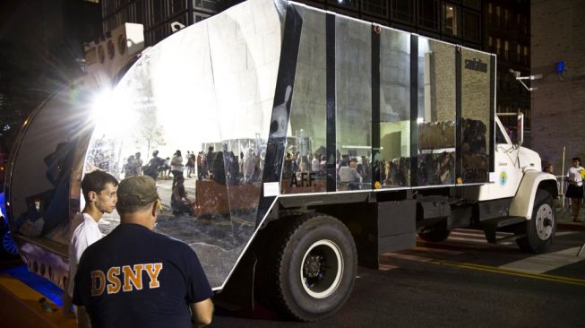 Sebuah truk sampah mengilap DSNY Departemen Sanitasi menjadi media pameran Heron Preston di acara New York Fashion Week di New York (7/9/2016) [AFP/Trevor Collens]