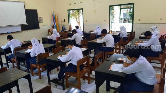 Lihat Rambut Muridnya Panjang, Guru Ini Lakukan Hal Tak Terduga