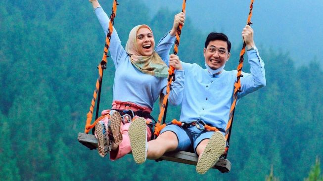 Potret mesra Nycta Gina dan Rizky Kinos. (Instagram/missnyctagina)