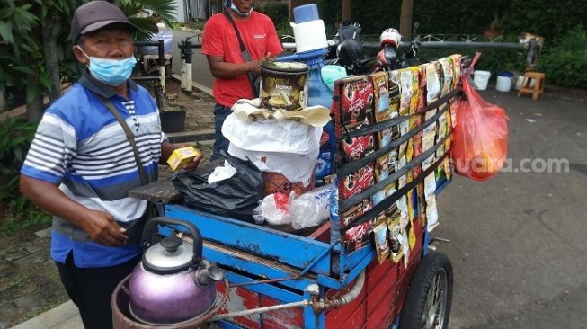  Saryoto, pedagang minuman di kawasan Pondok Indah, Jakarta Selatan. (Raihan Hanani)