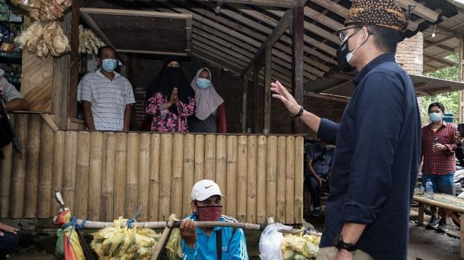 Sandiaga Uno Dimintai Karpet Masjid Baru di Semeru, 2 Jam Langsung Diganti