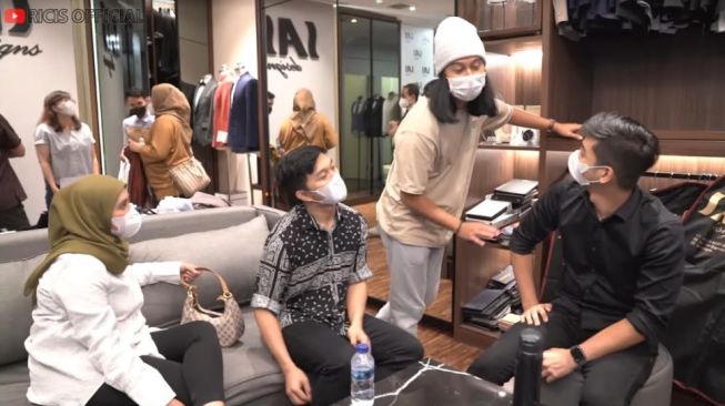 Momen Ria Ricis dan Teuku Ryan fitting baju lamaran. [YouTube/Ricis Official]