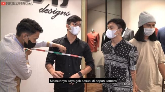 Momen Ria Ricis dan Teuku Ryan fitting baju lamaran. [YouTube/Ricis Official]