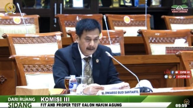 Komisi III DPR melaksanakan uji kelayakan dan kepatutan kepada calon hakim agung. Salah satu yang ikut dalam fit and proper test hari pertama ini ialah Dwiarso Budi Santiarto. (tangkapan layar)